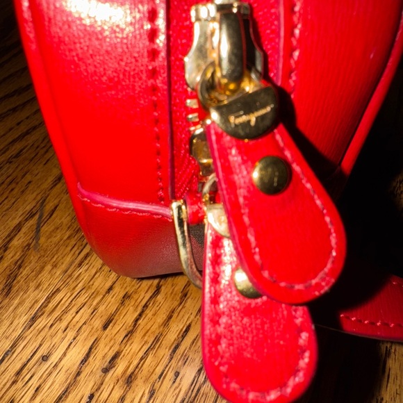 SALVATORE FERRAGAMO RED LEATHER CROSS BODY AUTHENTIC BAG TRAVEL CAMERA BAG - Picture 6 of 6